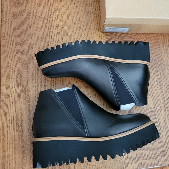 All Black Platform Chelsea Boots - black - Picture 7 of 11